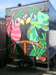 833738 Afbeelding van een schildering met twee papegaaien op de achterzijde van een vrachtwagen, op het parkeerterrein ...